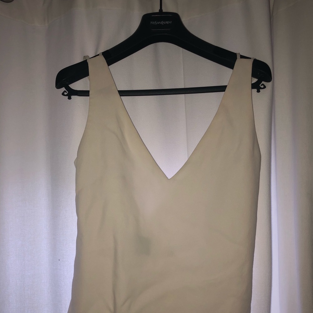 THE MAIYET COLLECTION V NECK SIZE 4 CREAM TOP✨